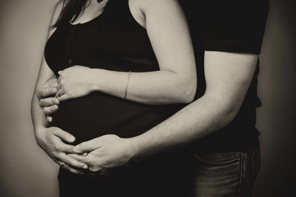 Kismama fotózás – Roncs Attila fotográfus felvétele (2)