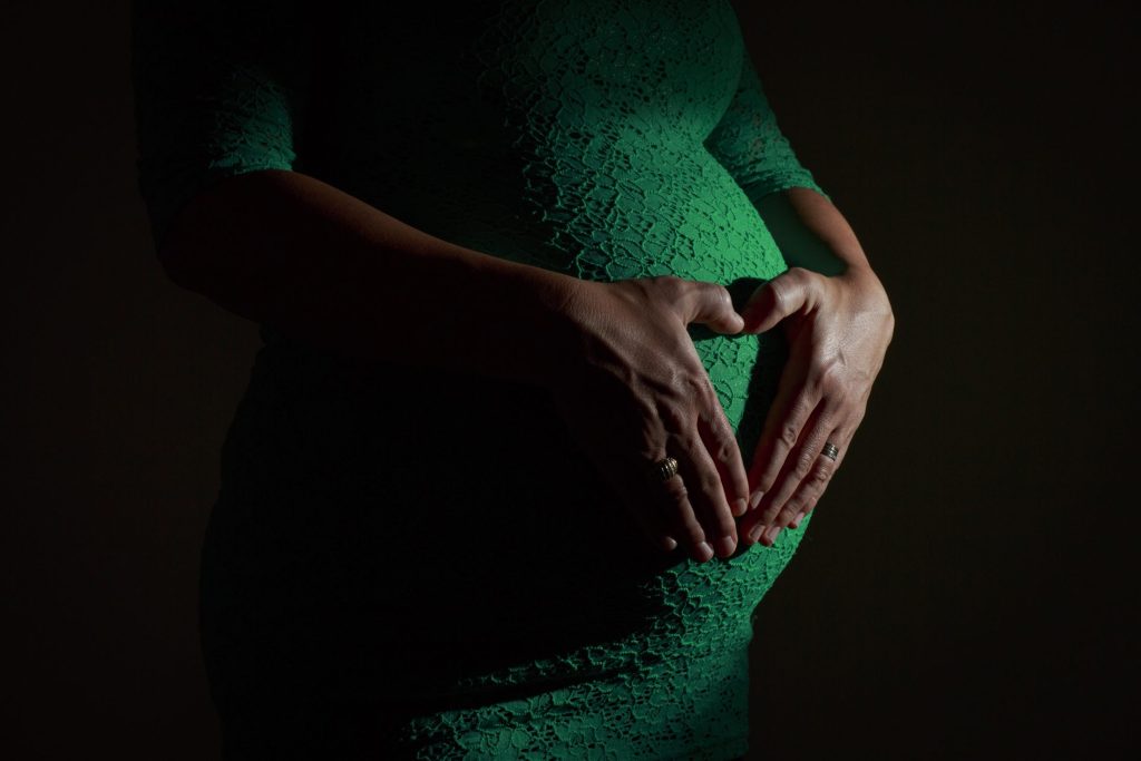 Kismama fotózás – Roncs Attila fotográfus felvétele (19)
